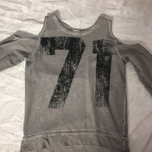 Sweatshirt with opened shoulders